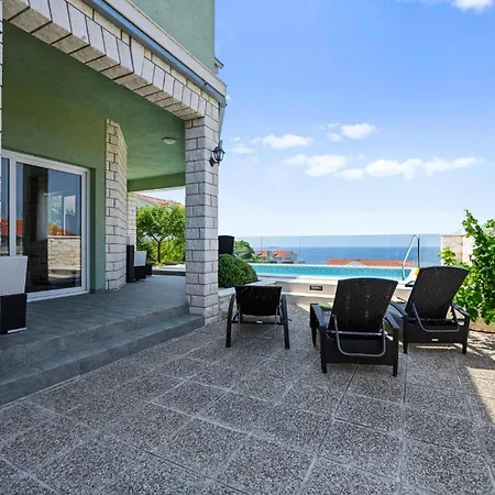 In With Wifi, Private Swimming Pool And Outdoor Swimming Pool Holiday home
