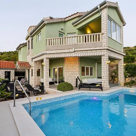 In With Wifi, Private Swimming Pool And Outdoor Swimming Pool