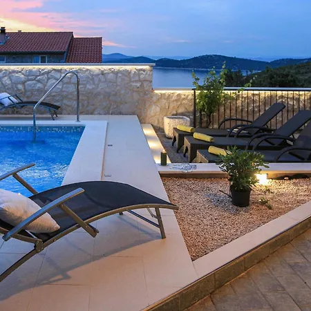 In With Wifi, Private Swimming Pool And Outdoor Swimming Pool Holiday home