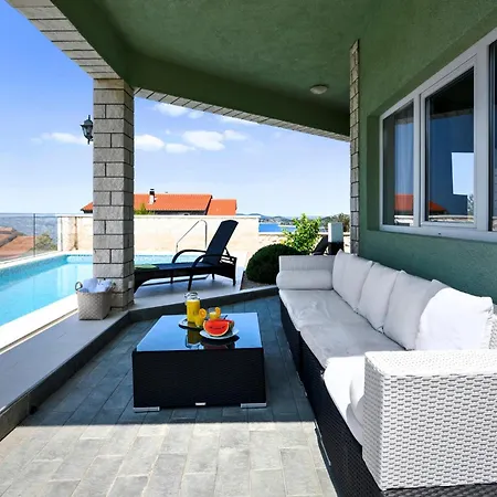 In With Wifi, Private Swimming Pool And Outdoor Swimming Pool Holiday home *